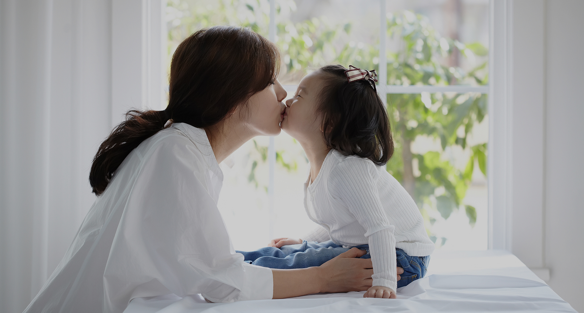 따뜻한 햇살 아래 함께 미소 짓는 엄마와 아이
